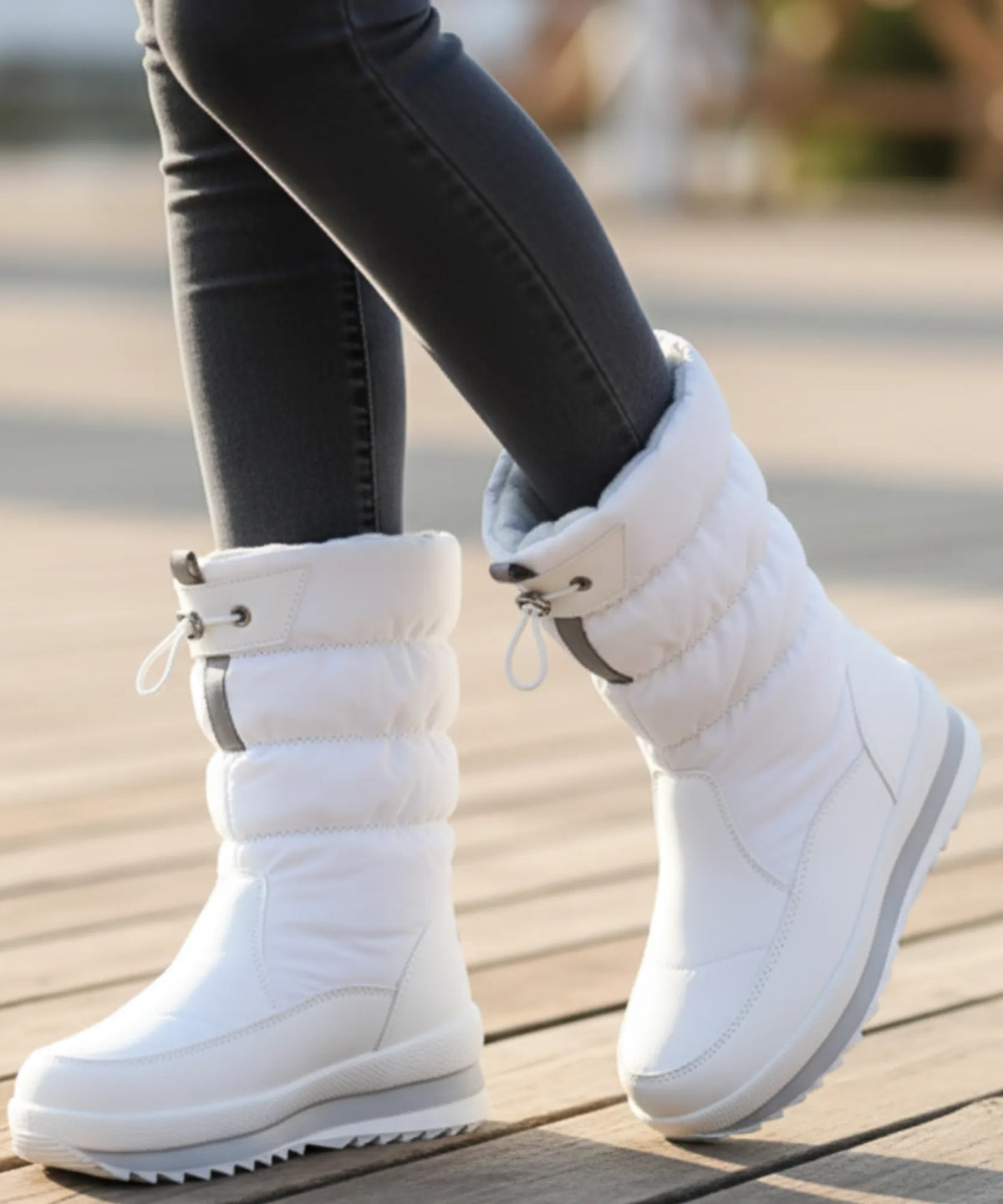 Platform sole detail on Lilica women's quilted puffer snow boot