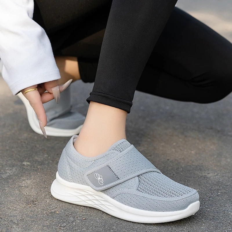 Close-up of the built-in orthopedic insole in Noriva women's comfort shoes