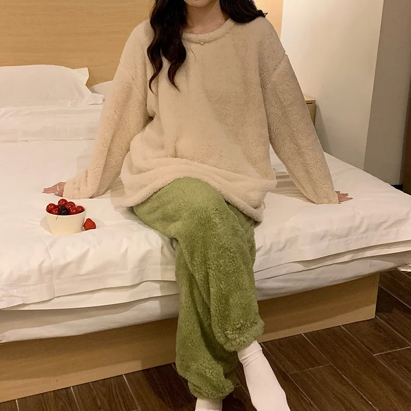 Women's two-piece cosy sleepwear set fluffy texture detail