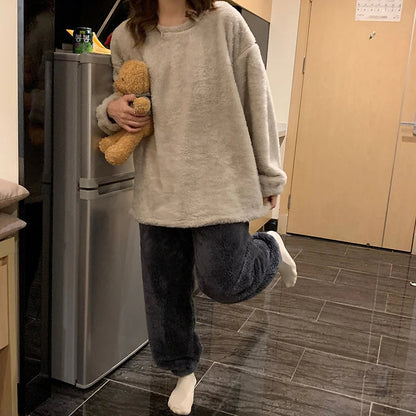 Women's two-piece fleece pyjama set with long sleeves and trousers