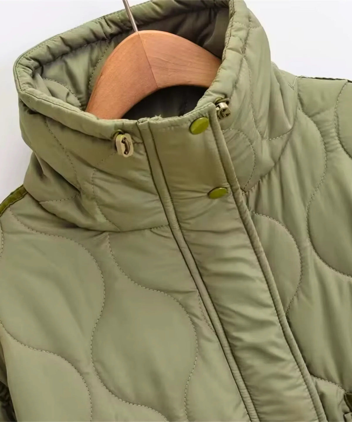 Women's oversized puffer jacket in four colours: olive green, mocha, white, black